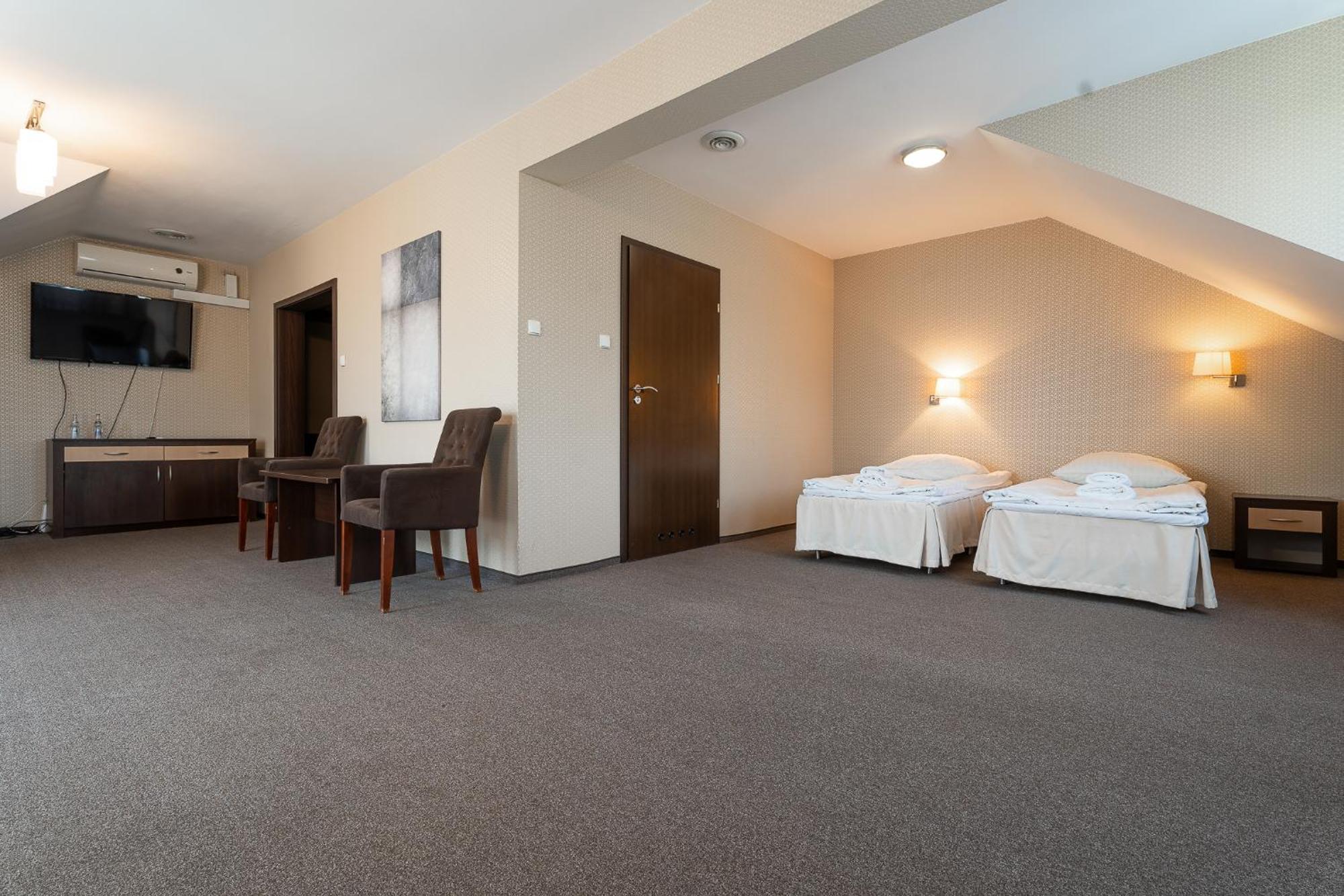 Hotel Cztery Pory Roku Głogów Małopolski Eksteriør billede